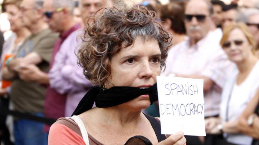 Una dona protesta contra la democràcia espanyola.