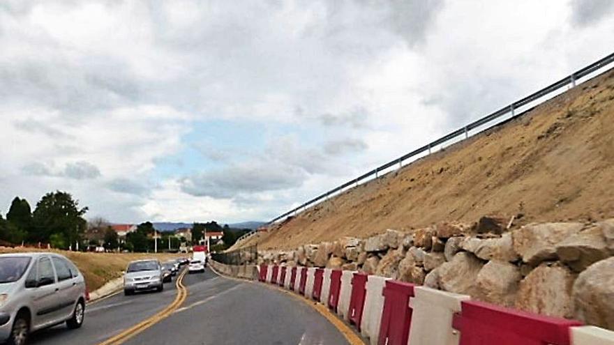 Rotonda provisional frente a Jardiland y uno de los viales elevados de las obras de la ártabra, ayer sin operarios. |   // L.O.