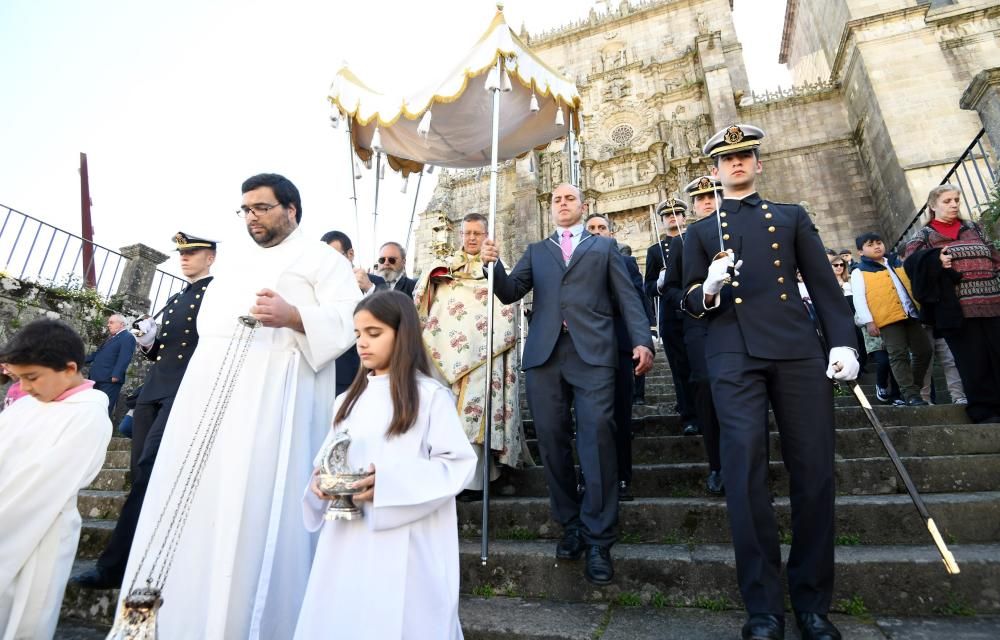 Un tapiz florar para engalanar el paso del "Viático" en Pontevedra