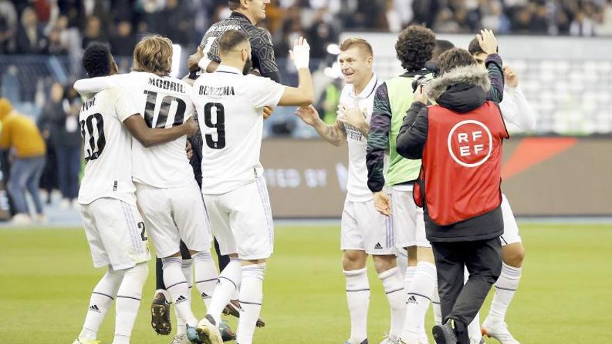 Jugadores del Real Madrid festejan con su portero Courtois el pase a la final. |  // EFE