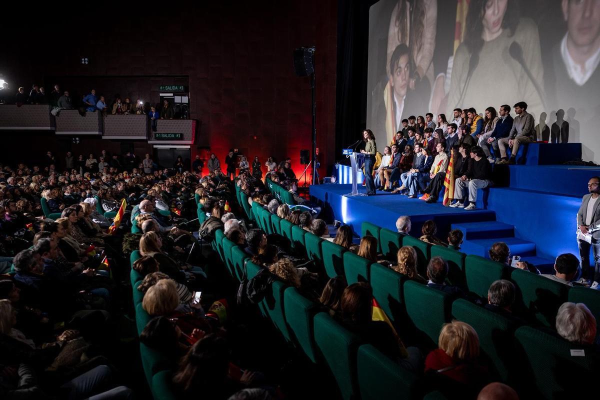 En imágenes | Primer gran acto del PP en Zaragoza para las elecciones del 8F y visita de Azcón y Ayuso a la Basílica del Pilar