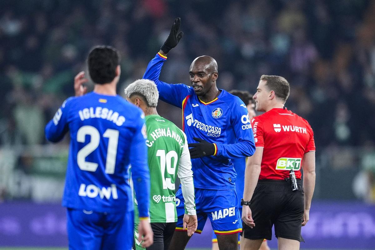 Allan Nyom of Getafe CF protests during the Spanish league, LaLiga EA Sports, football match played between Real Betis and Getafe CF at La Cartuja stadium on December 21, 2025, in Sevilla, Spain. AFP7 21/12/2025 ONLY FOR USE IN SPAIN. Joaquin Corchero / AFP7 / Europa Press;2025;SPORT;ZSPORT;SOCCER;ZSOCCER;Real Betis v Getafe CF - LaLiga EA Sports;