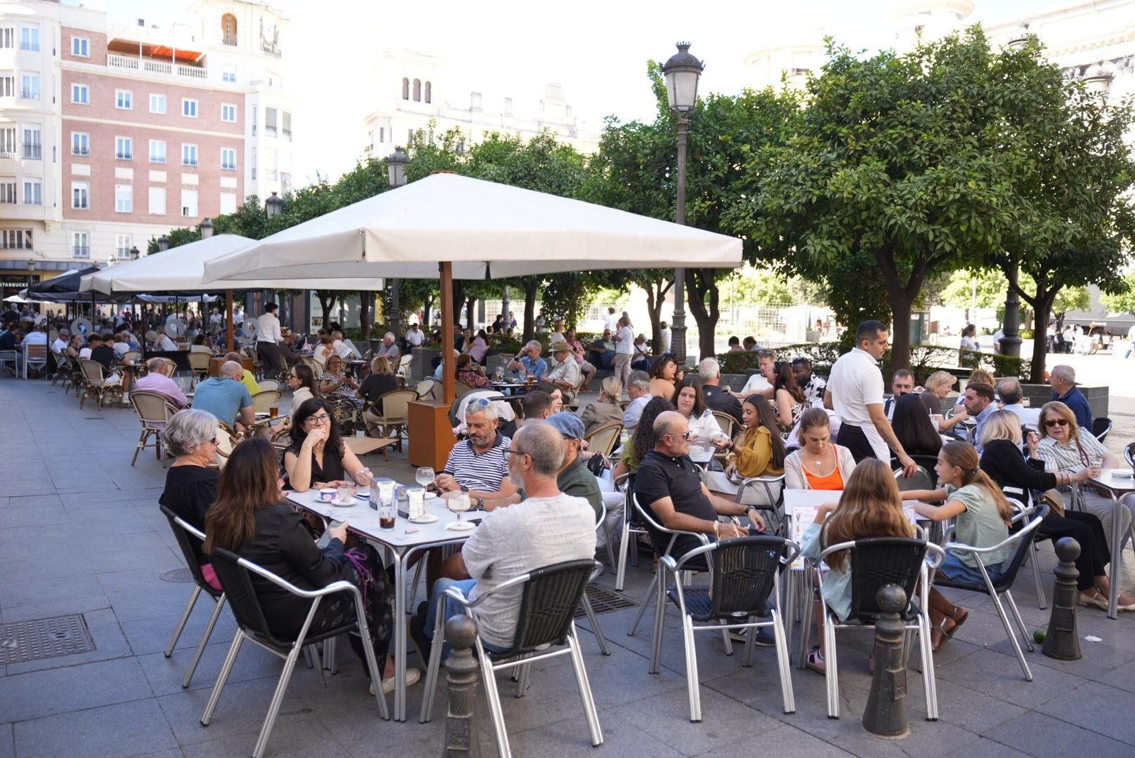 El ambiente en la hostelería cordobesa en el mediodía del Magno Vía Crucis