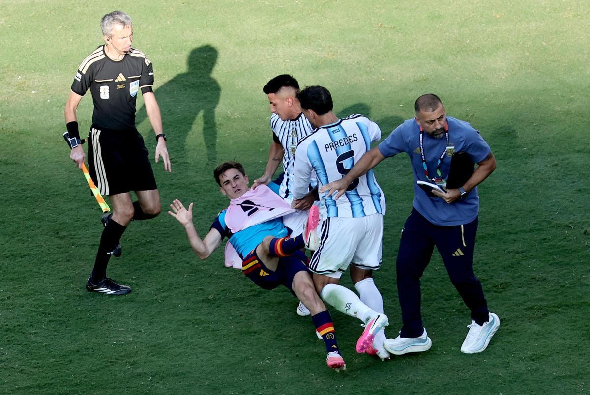 Leandro Paredes, empujando a Gavi