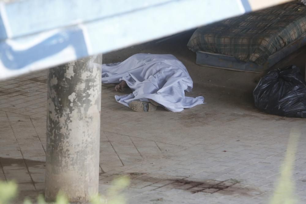 Hallan el cadáver de un indigente bajo un puente en la calle Teulada de Alicante