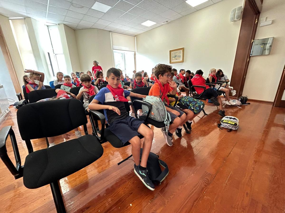 EN IMÁGENES: Los jóvenes participantes de la Escuela de Vacaciones de Corvera visitan el Ayuntamiento