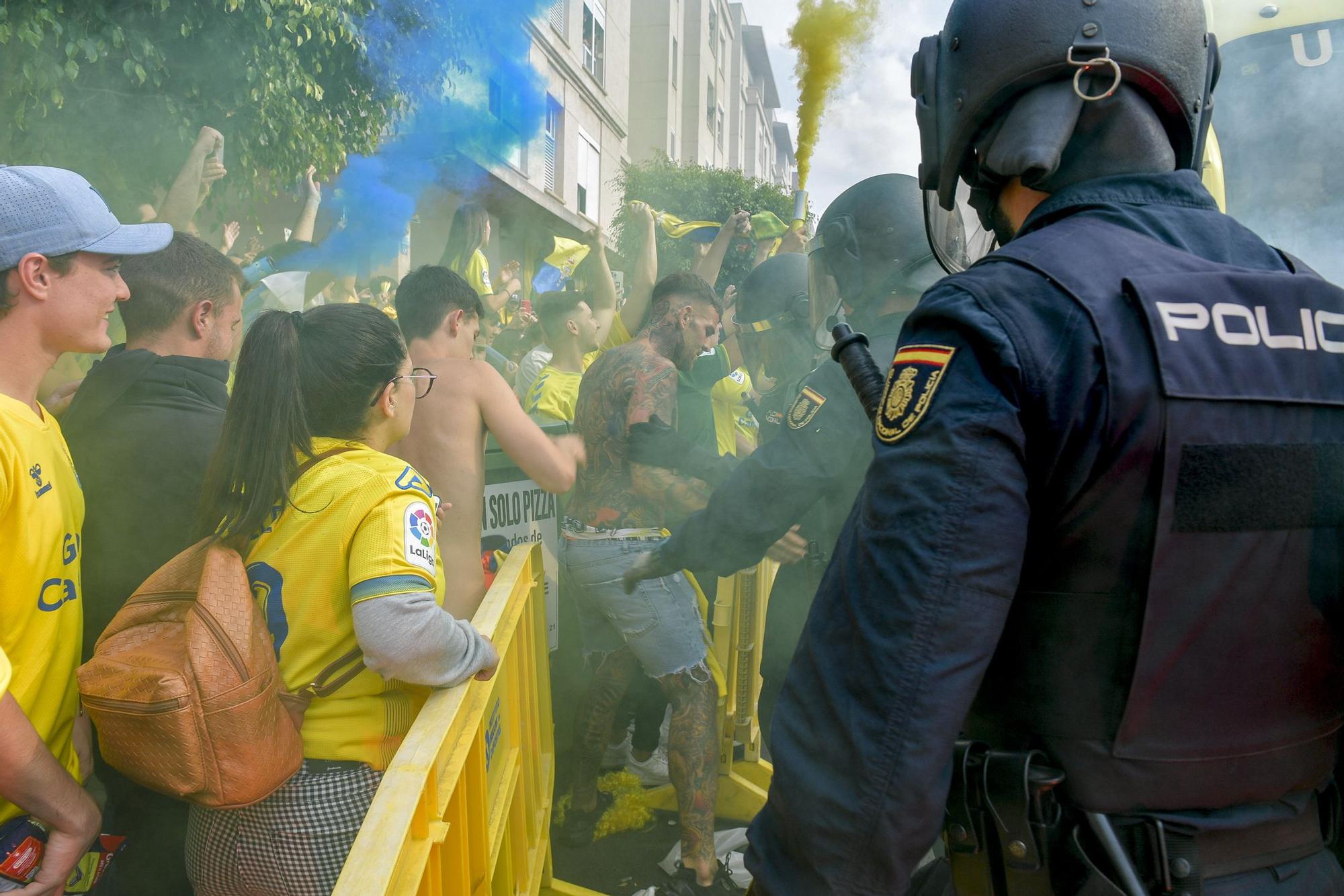 La afición recibe a la guagua de la UD Las Palmas en Fondos de Segura