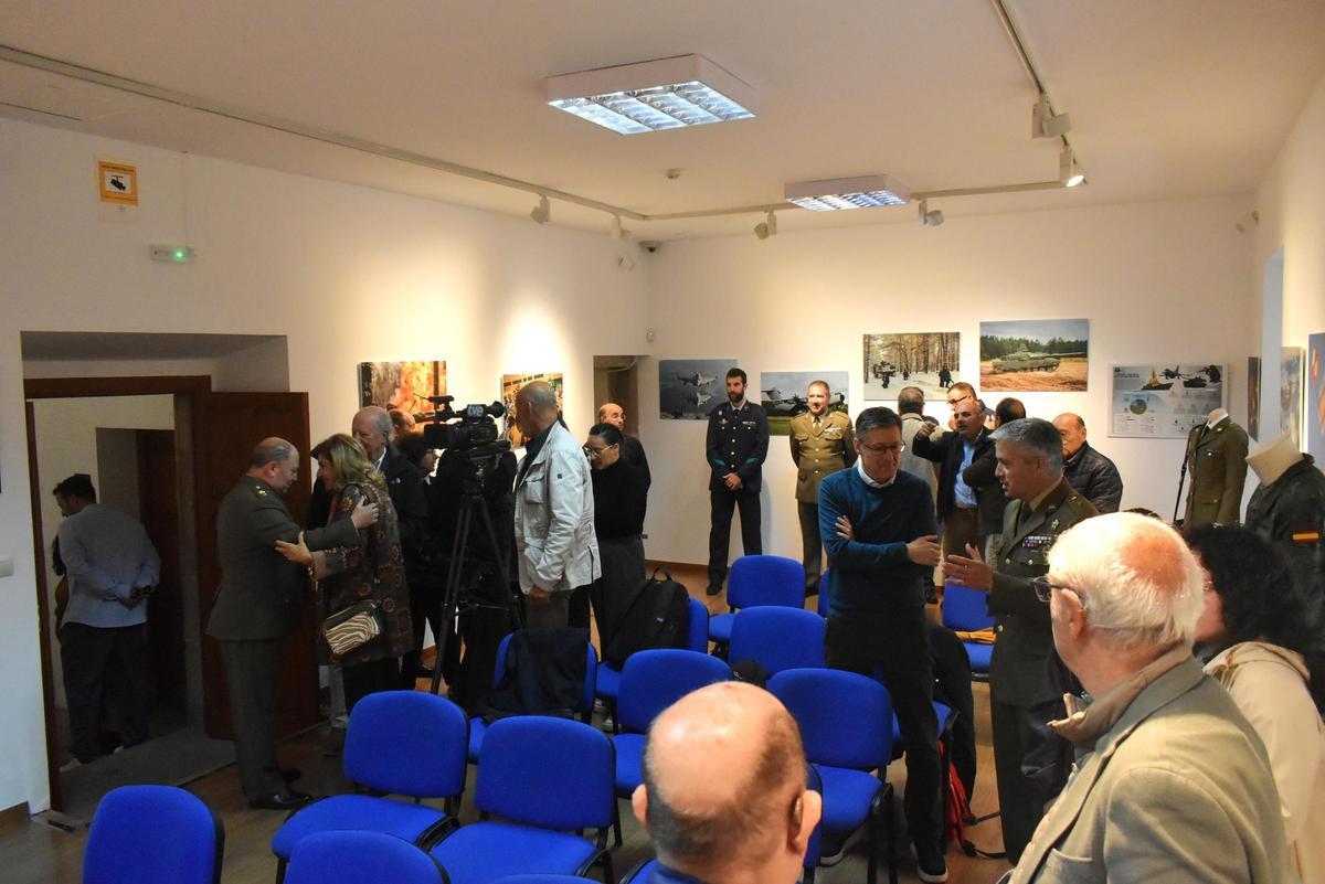 Galería | Así fue la inauguración de la exposición de las Fuerzas Armadas en Cáceres