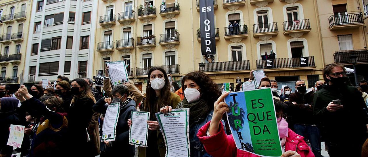 Protesta en la calle Turia por el desahucio de varias familias de un edificio comprado por un fondo.  | EDUARDO RIPOLL