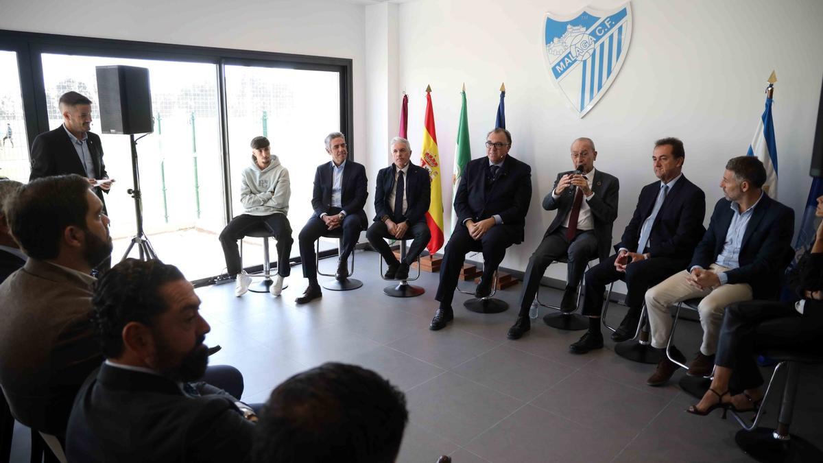 Mesa redonda de políticos, directivos del Málaga CF y jugadores.