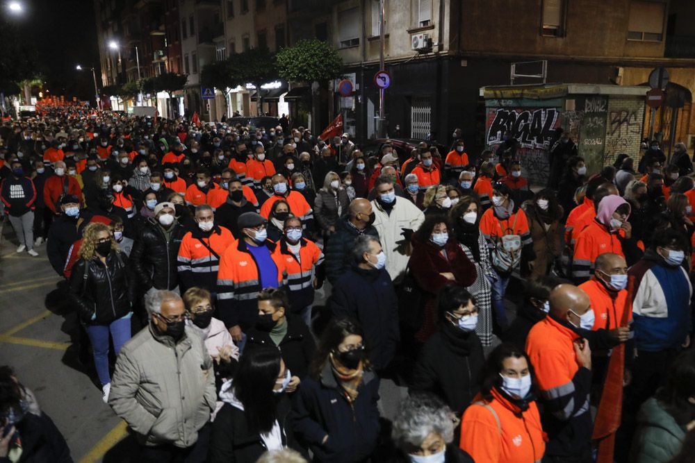 Los trabajadores de Pilkington se manifiestan, acompañados por miles de vecinos en el Port de Sagunt.