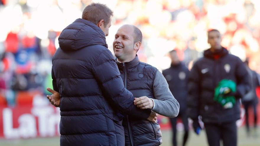 José Alberto se saluda con Ramis, técnico del Albacete.