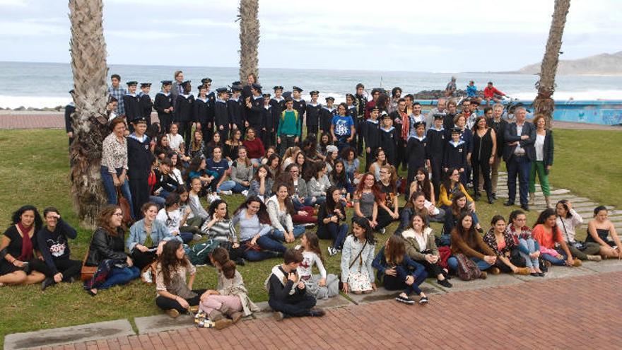 Los Niños Cantores de Viena (de pie) y los integrantes del Coro Infantil y Juvenil de la Orquesta Filarmónica de Gran Canaria, ayer, en la avenida de Las Canteras.