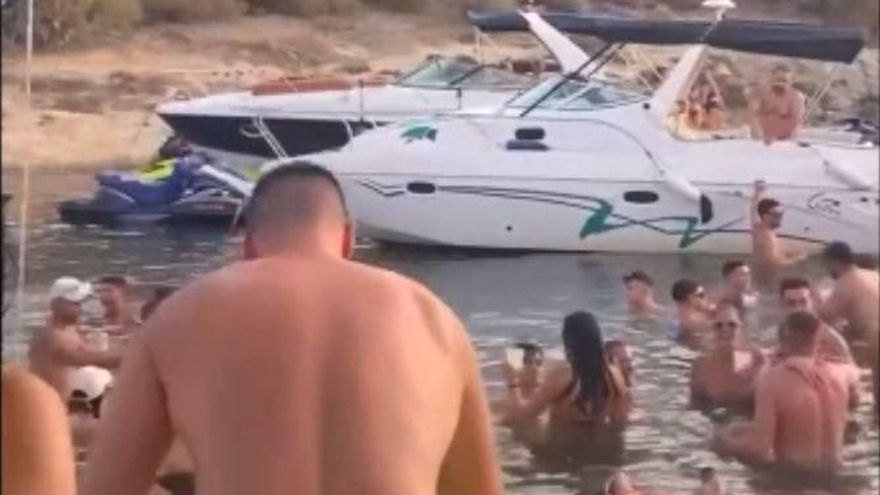 Vuelven las fiestas en barco y los botellones a la Isla del Ciervo