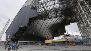 Vista de la planta nuclear de Chernóbil desde la nueva cubierta protectora que se construye, el 16 de abril del 2016.