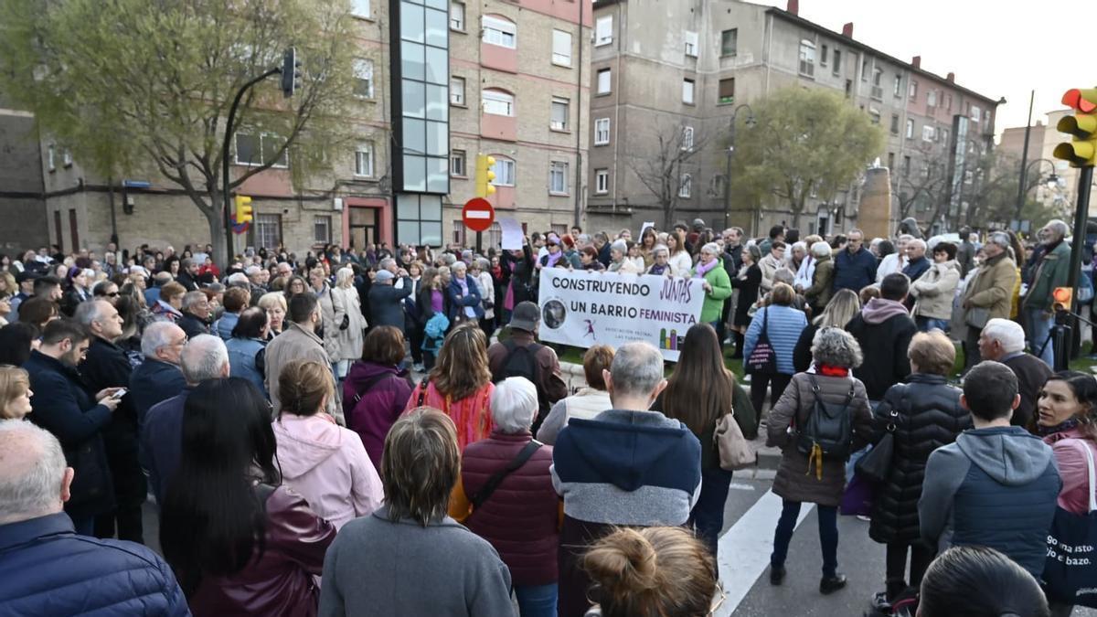 EN IMÁGENES | Los vecinos de Las Fuentes alzan la voz contra la violencia de género tras el crimen machista que ha acabado con la vida de Silvia.