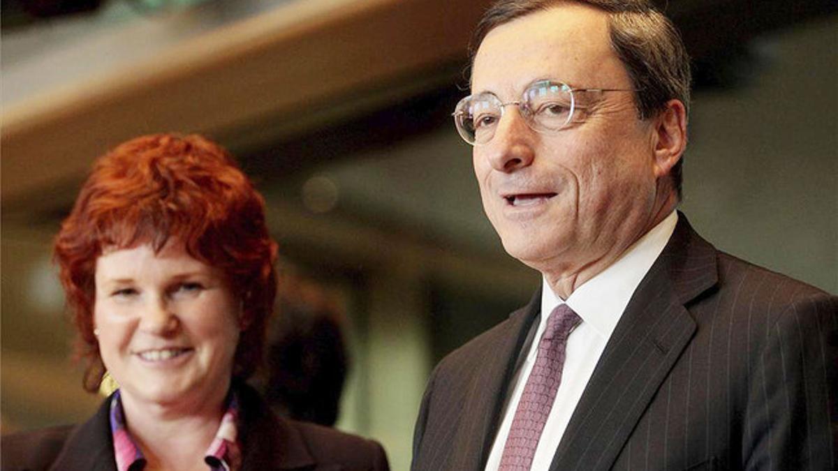 Mario Draghi, junto a la presidenta de la comisión económica de la Eurocámara, la liberal británica Sharon Bowles