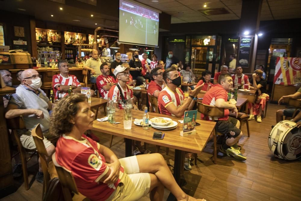 L'afició del Girona viu lluny de Montilivi la decepció.