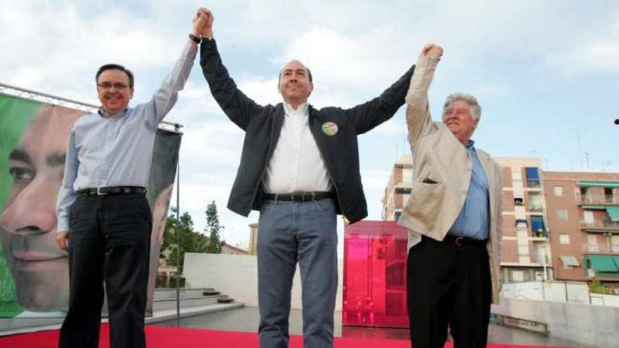 Alejandro Soler, entre Diego Maciá y Manuel Rodríguez, en el mitin del PSOE.