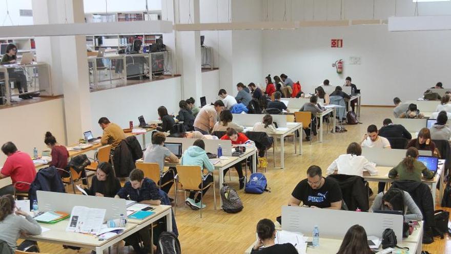 Estudiantes en una biblioteca en el campus de Ourense.