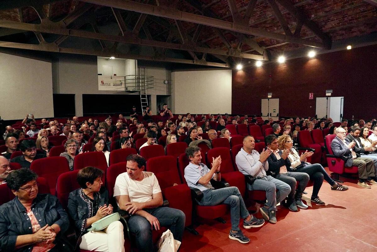 El delegado de la Junta, Fernando Prada, entrega los diplomas de los programas mixtos de empleo de este 2026 a los participantes