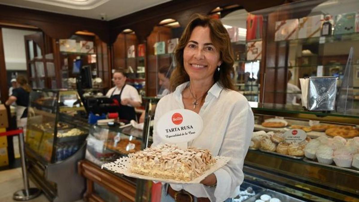 Maika, propietaria de la confitería Solla y su tarta Rusa.