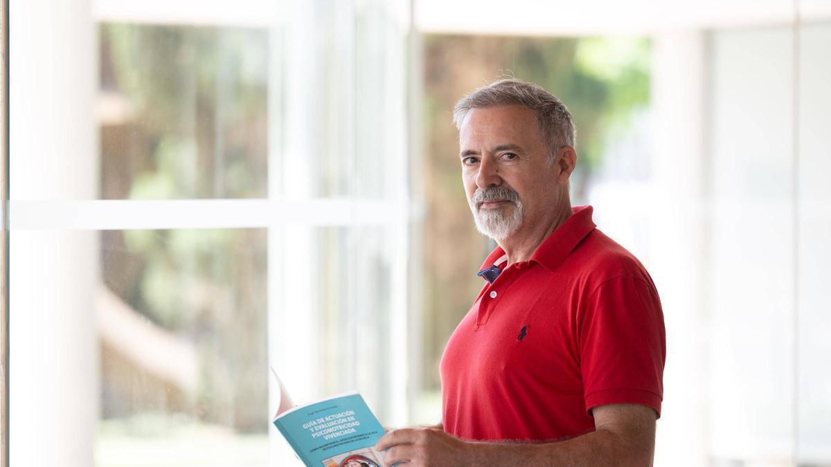 Ángel Hernández Fernández, ayer en las instalaciones de Diario de Ibiza, con la ‘Guía de actuación y evaluación en psicomotricidad vivenciada’.