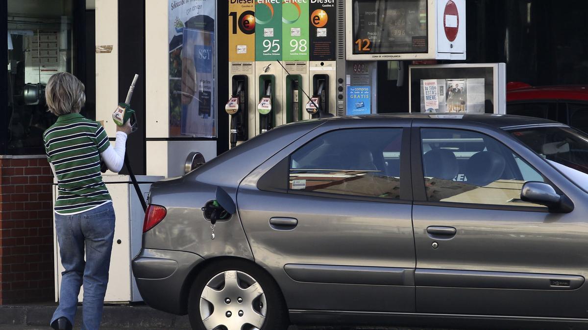 Repostan en una gasolinera.