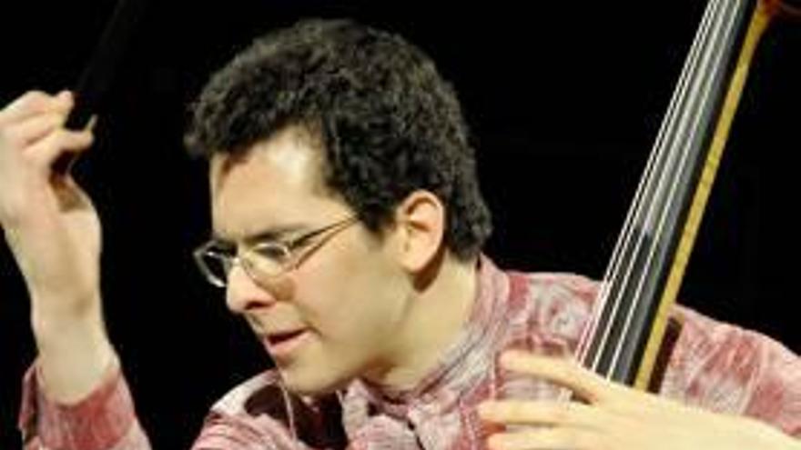 El contrabajista Edicson Ruiz toca con la Orquesta de Jóvenes de Alicante