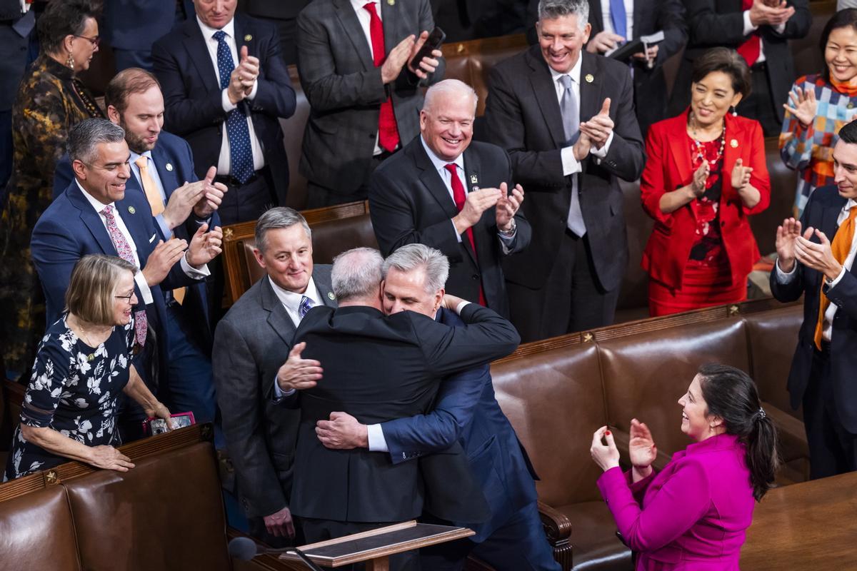 El representante electo de EE. UU. Bruce Westerman celebra con el líder republicano de la Cámara Kevin McCarthy tras ser elegido presidente de la Cámara en la Cámara de Representantes de EE. UU.