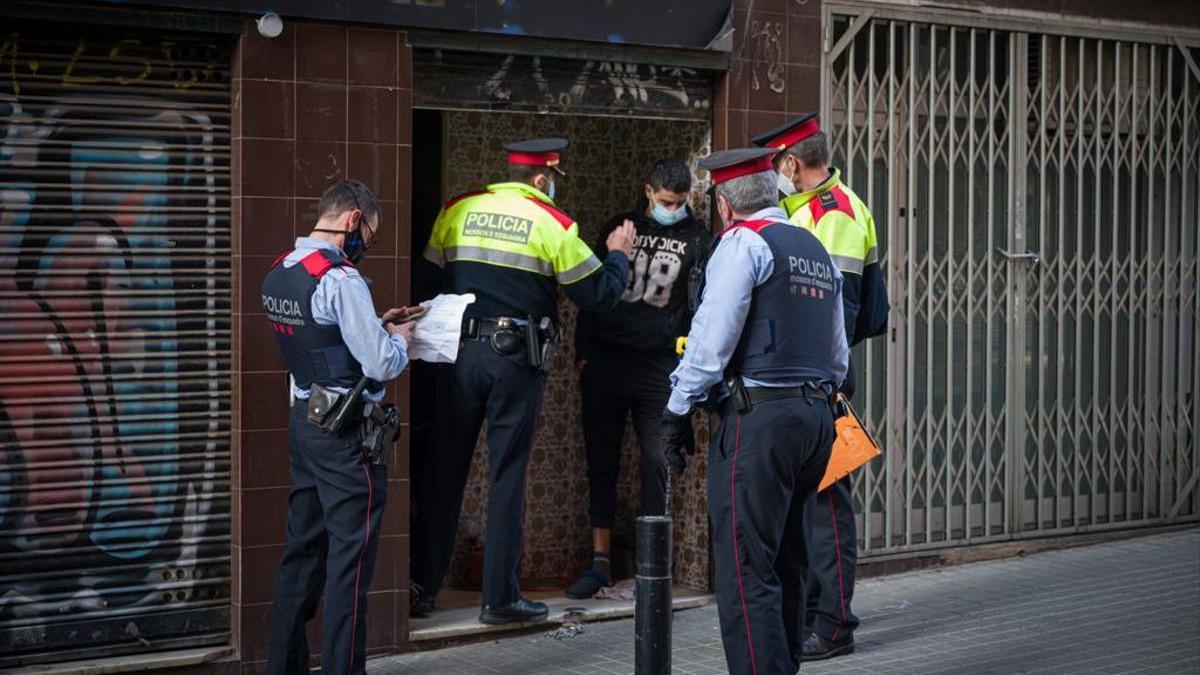 Los Mossos cierran en Sants una ocupación habitual de ladrones multirreincidentes