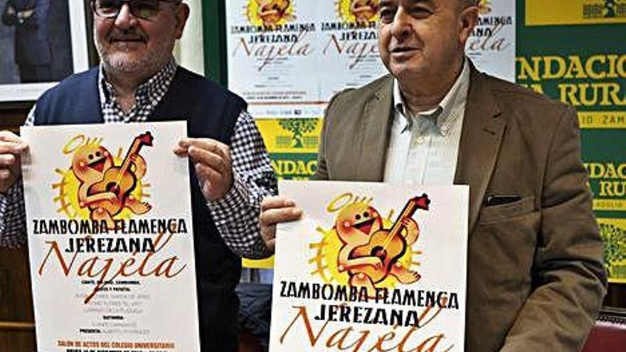 Félix Rodríguez y Feliciano Ferrero con el cartel anunciador de la zambomba jerezana.