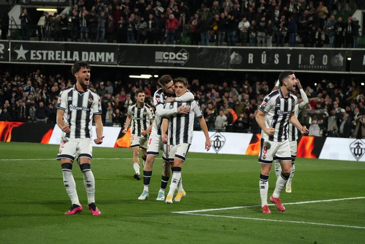 Cala celebra el golazo contra el Depor junto a sus compañeros.