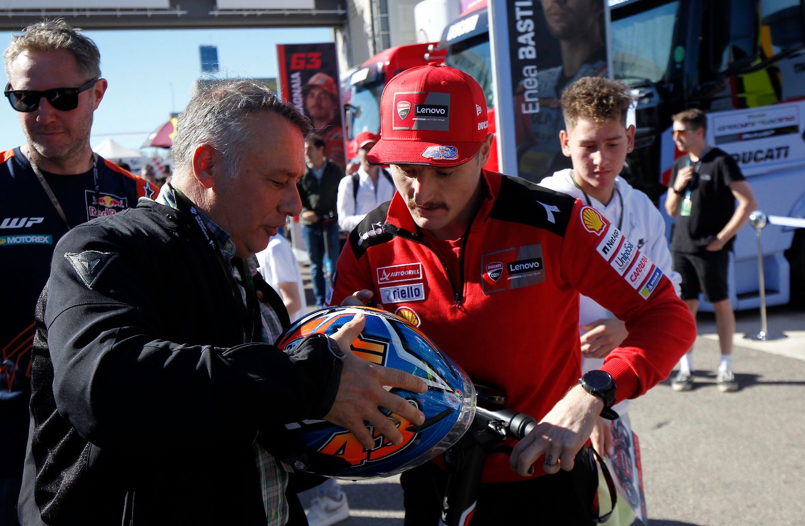 Cientos de personas acuden a Cheste para no perderse las carreras de MotoGP