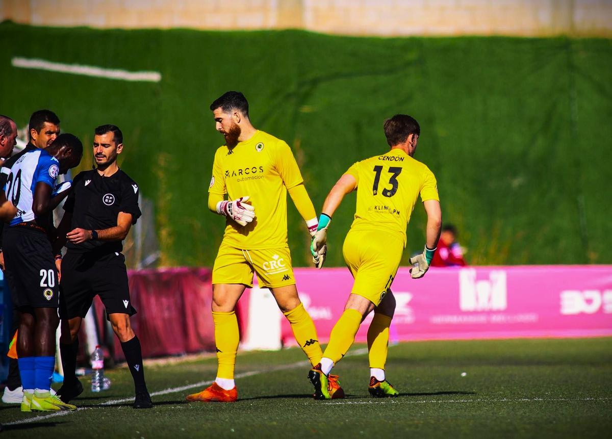 Carlos Abad deja su sitio en el campo a Javier Cendón a los 18 minutos del Atlético Saguntino-Hércules.