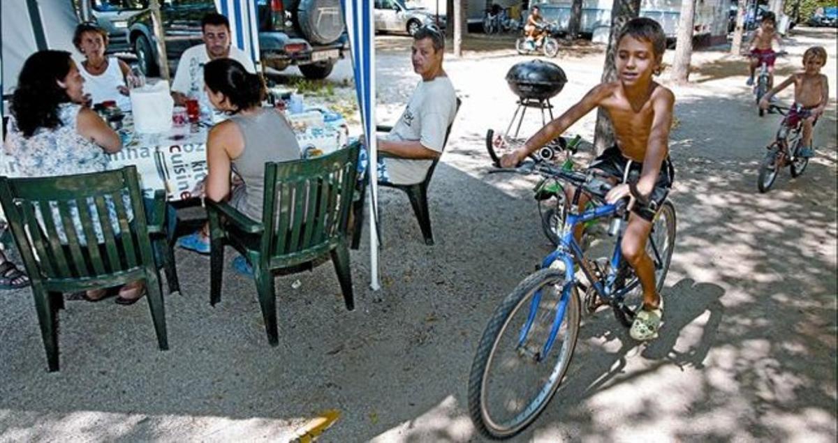 Tres famílies de Barcelona esgoten les seves vacances al càmping S’Abanell, de Blanes.