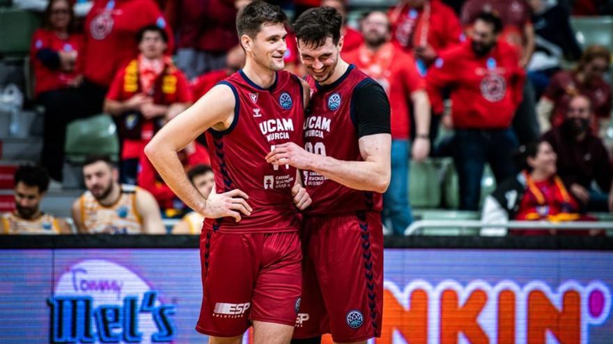 Dustin Sleva y Rodions Kurucs, del UCAM Murcia, durante el partido ante el Hapoel Holon.  | FIBA CHAMPIONS LEAGUE