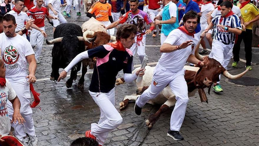 La lluvia y un toro rezagado, protagonistas del segundo encierro de Pamplona