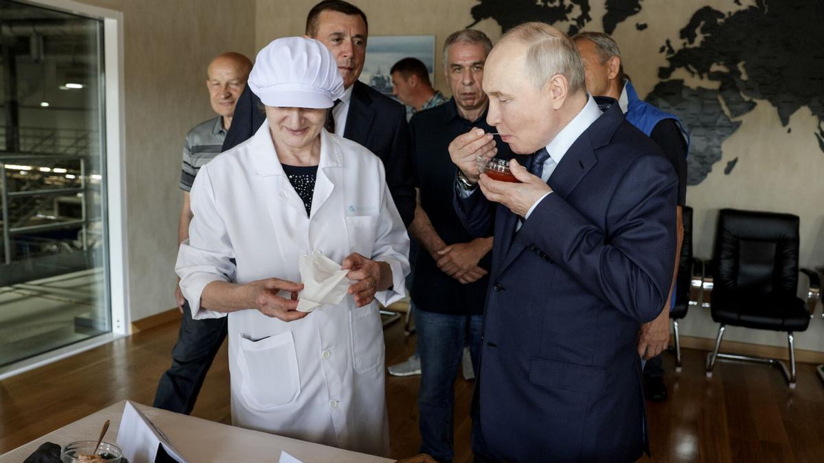 La visita por sorpresa de Putin a las disputadas islas Kuriles desata la ira de Japón