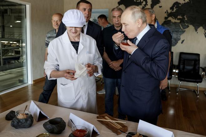 La visita por sorpresa de Putin a las disputadas islas Kuriles desata la ira de Japón