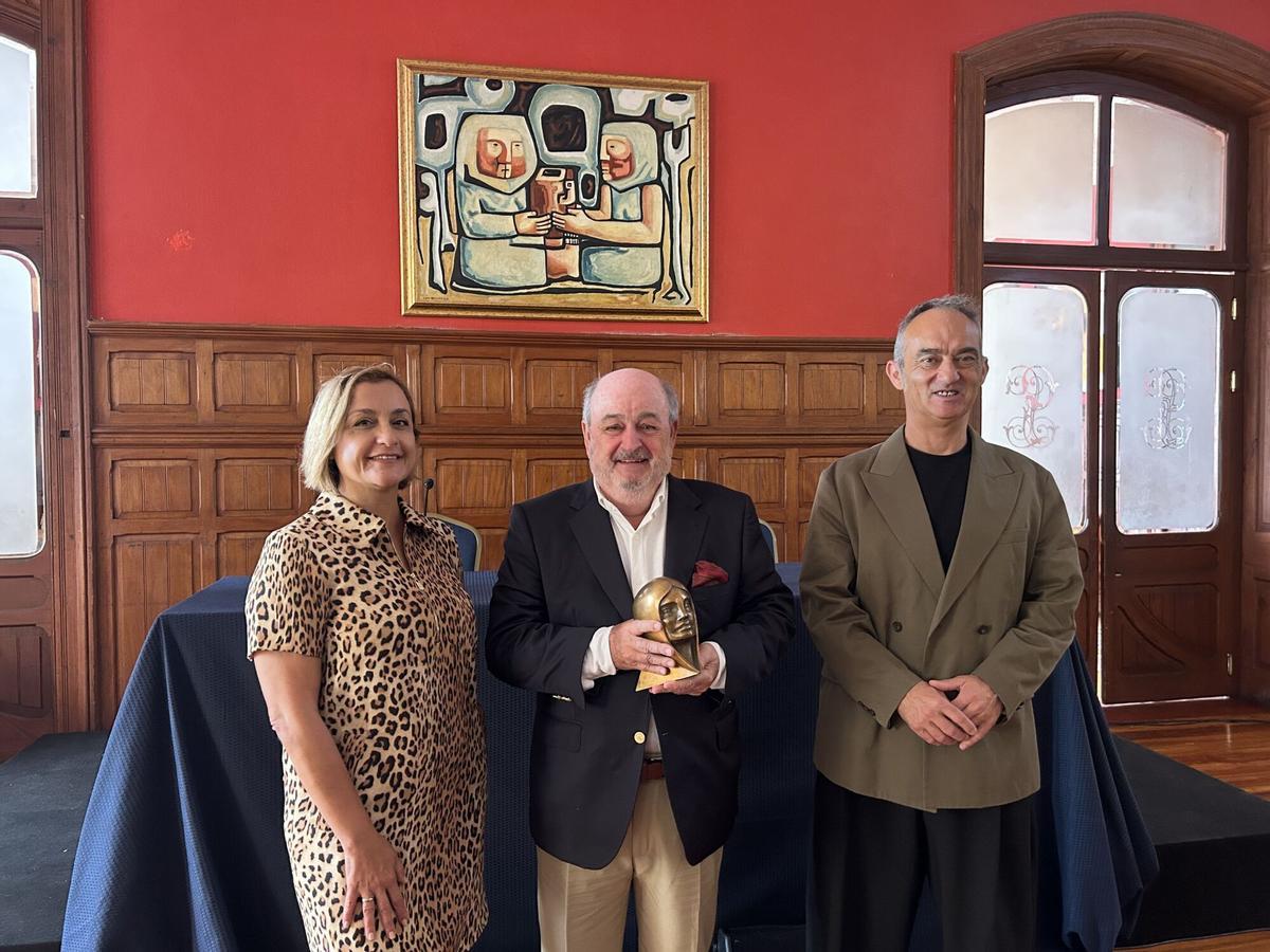 Juan José Benítez de Lugo y Massieu presenta los Premios Asoclub junto a Cynthia Viera y Pablo San José