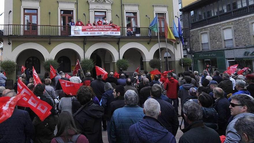 Asistentes a la concentración, con los encerrados en el balcón.