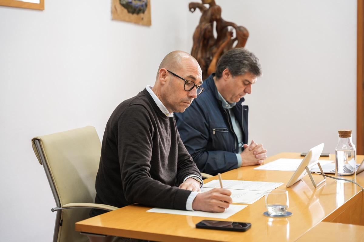 Óscar Portas y Jaume Bauzà durante la reunión mantenida este lunes en Formentera