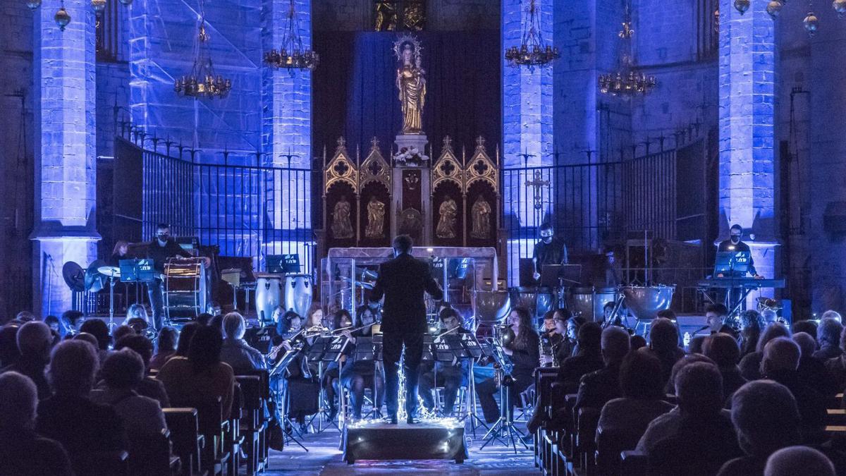La basílica de la Seu s’il·luminava de diferents colors a mesura que avançaven els temes del concert | OSCAR  BAYONA