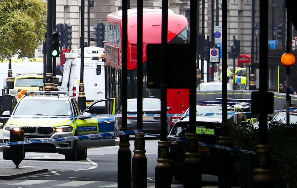 Arrestado un hombre tras estrellar su coche frente al Parlamento británico