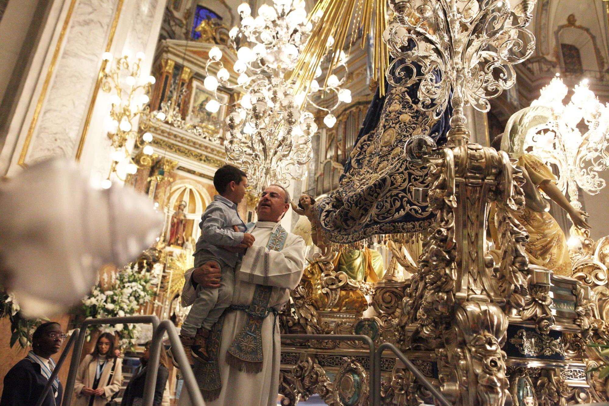 GALERÍA I Revive en imágenes el entrañable acto del paso por el manto de la Purísima en Vila-real