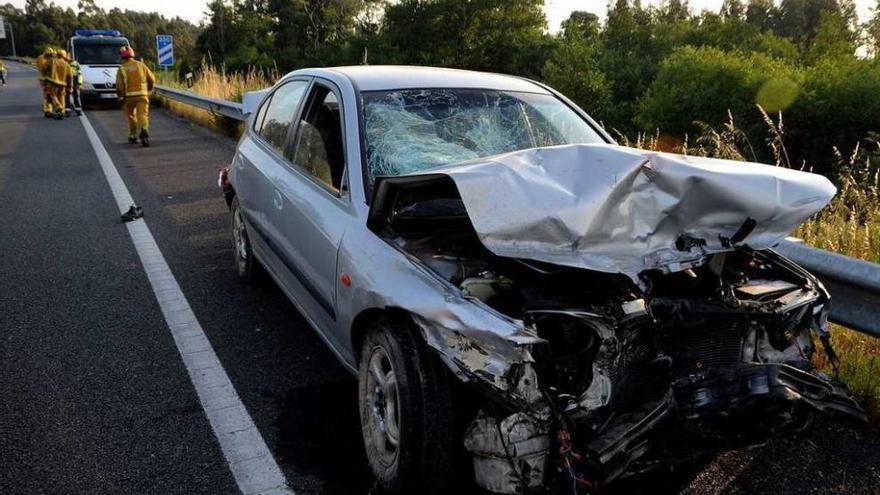 Imagen de un coche siniestrado en una carretera gallega.