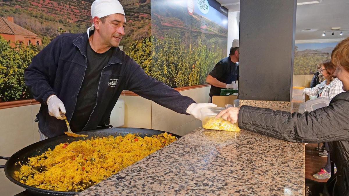 SanLucar ofrece un menú diario de comida para más de 500 personas.