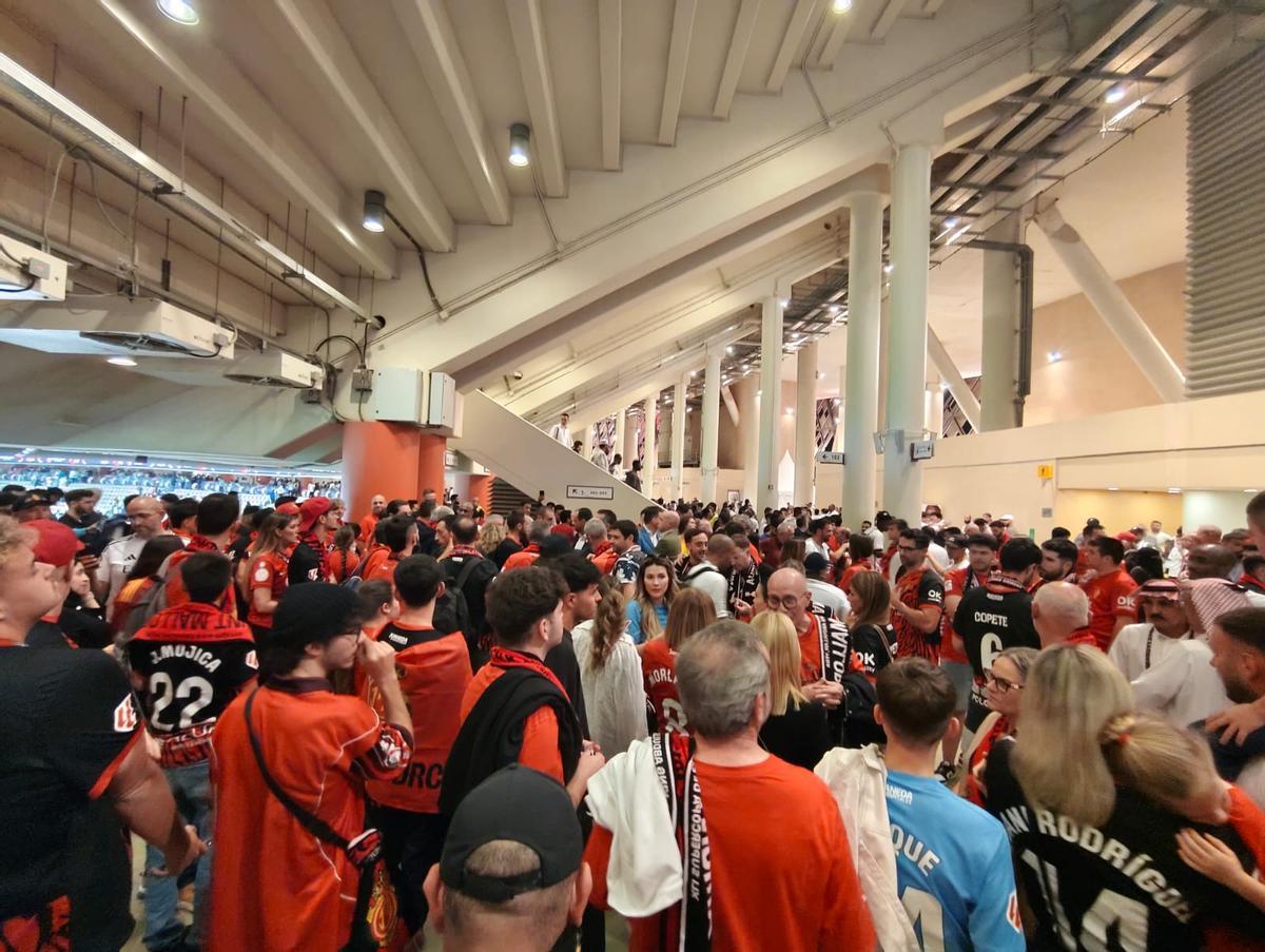 Imagen de los aficionados del Mallorca a la salida del estadio