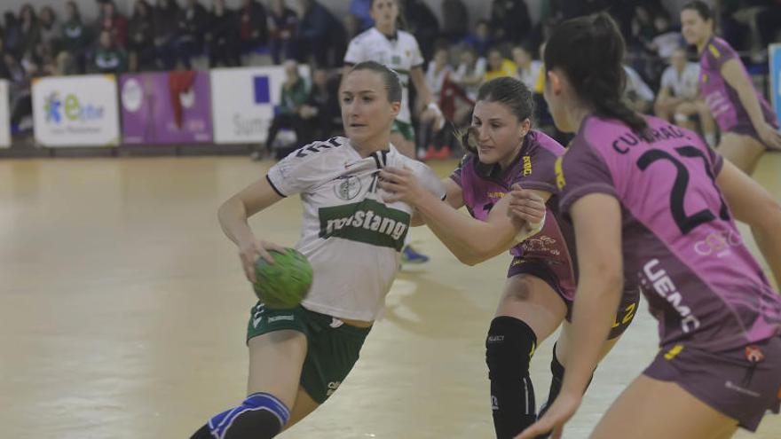 Ivet Musons, durante un partido con el Elche Mustang